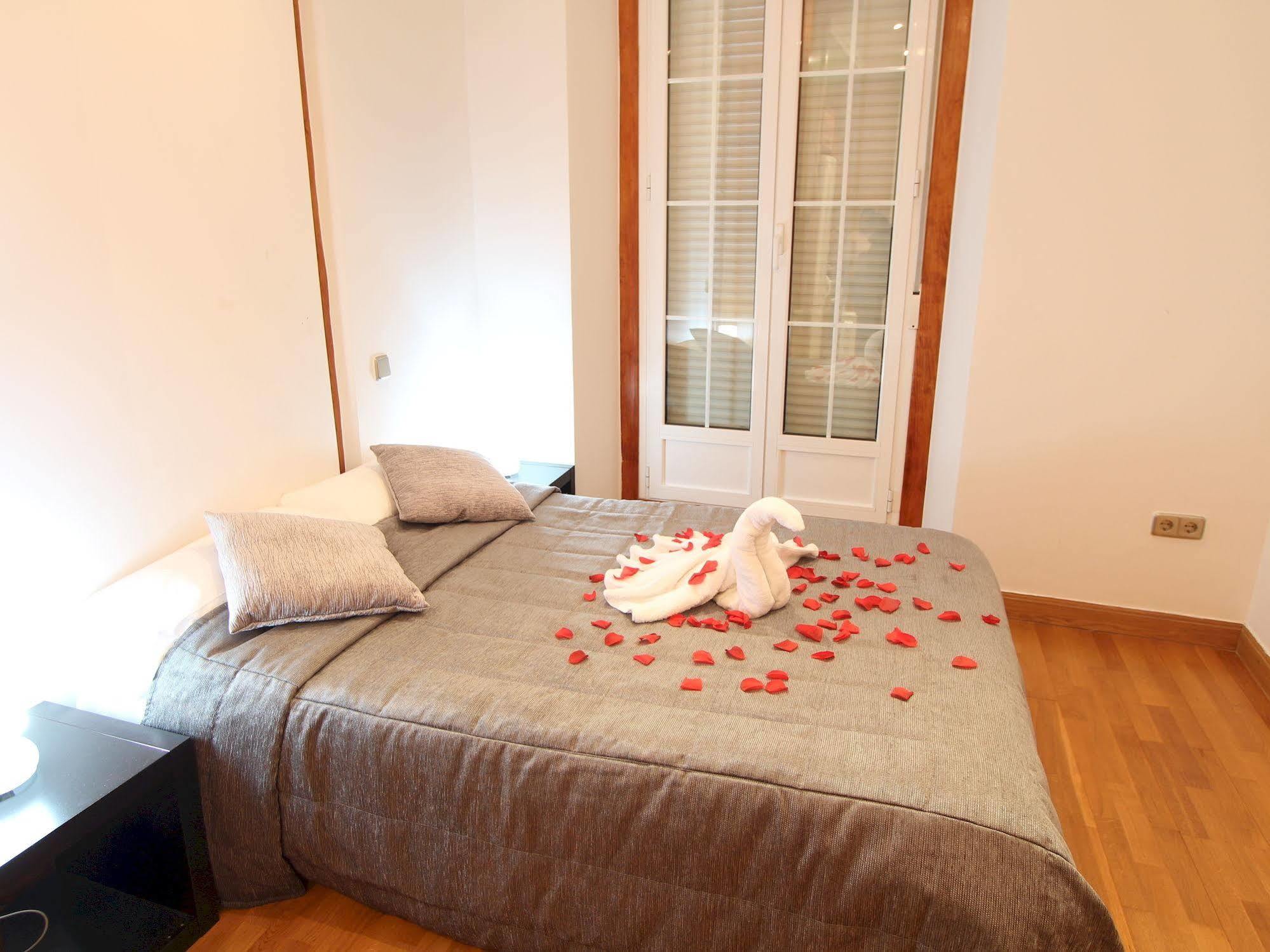 Apartamentos Good Stay Prado Madrid Ngoại thất bức ảnh